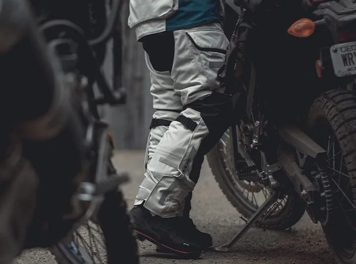 FPT104_Pants_Sand_4_H2O_KeyBenefit_MOTO-GARAGE-EN-LINEA